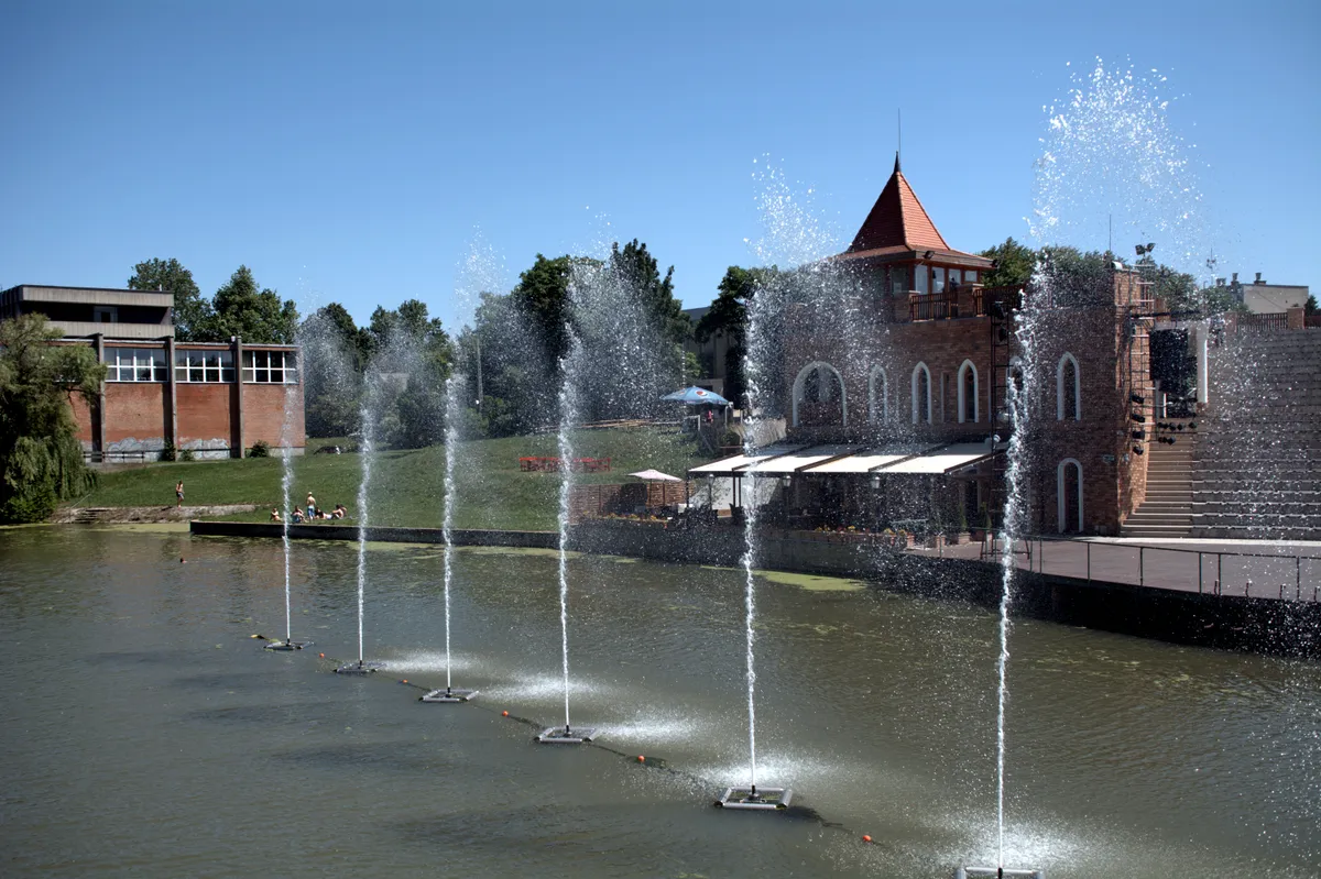 A Szarvasi Vízi Színház, amely egy vízre épített színpadból és egy görög mintájú nézőtérből áll.