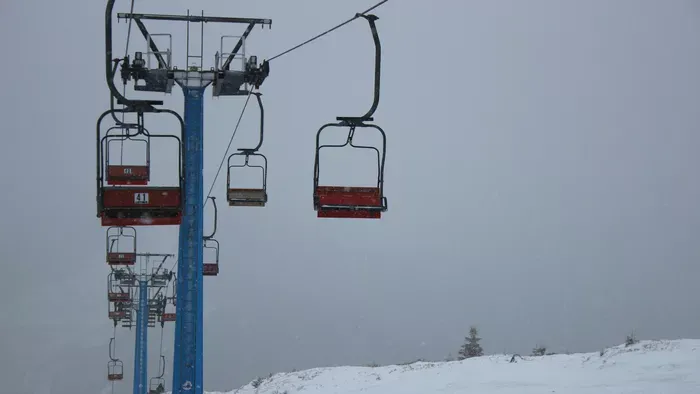 Felvonóba szorult a hátizsákja, életét vesztette egy síelő