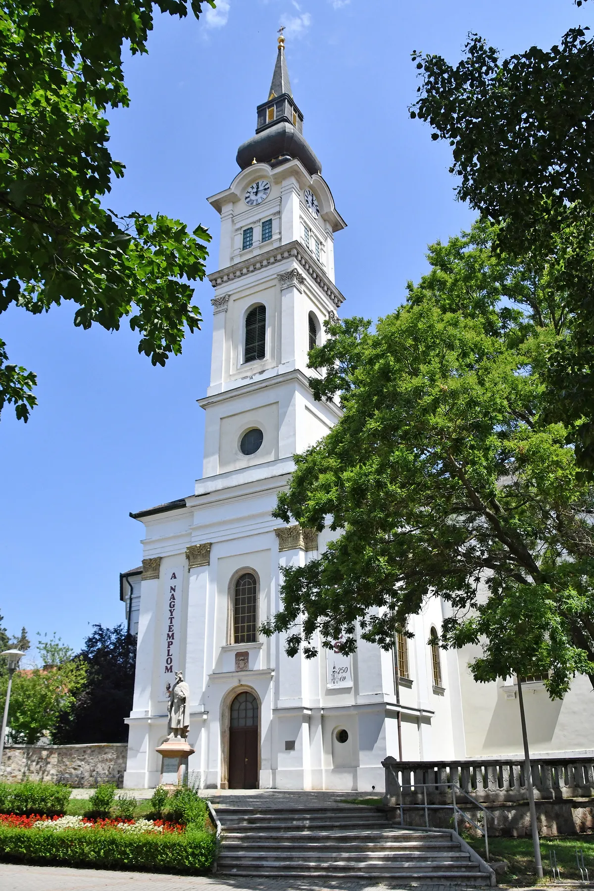 A mezőkövesdi Szent László-templom külső homlokzata.