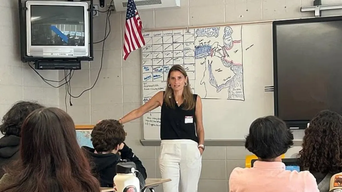 Az autóban robbant a kéj: a tanárnő rámászott a diákjára