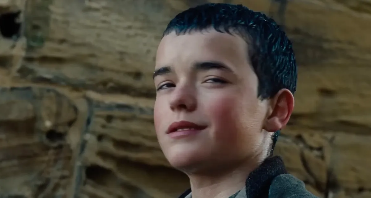 Owen Cooper a fiatal Heathcliff szerepében az Üvöltő szelek című filmben.