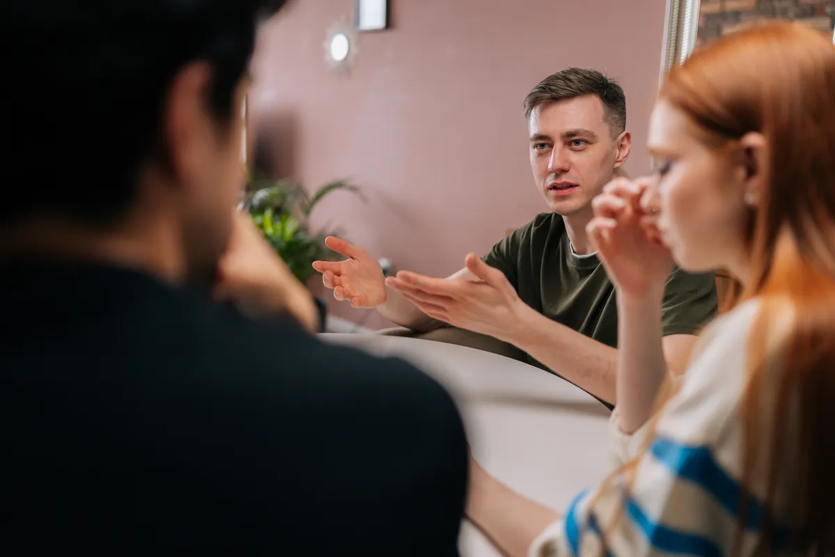 Kígyó évének utolsó napjaiban mély beszélgetést folytató fiatalok