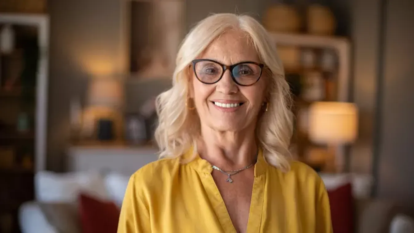 Elsöprő megjelenés 50 felett? Ezek a frizurák még a szemüvegeseknek is elképesztően állnak