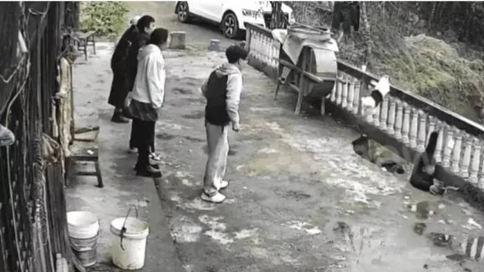 Hárman zuhantak a mélybe egy leszakadt terasz miatt - videó