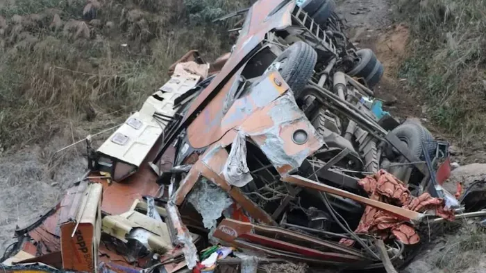 44 utassal zuhant a mélybe a busz, rengeteg a halott