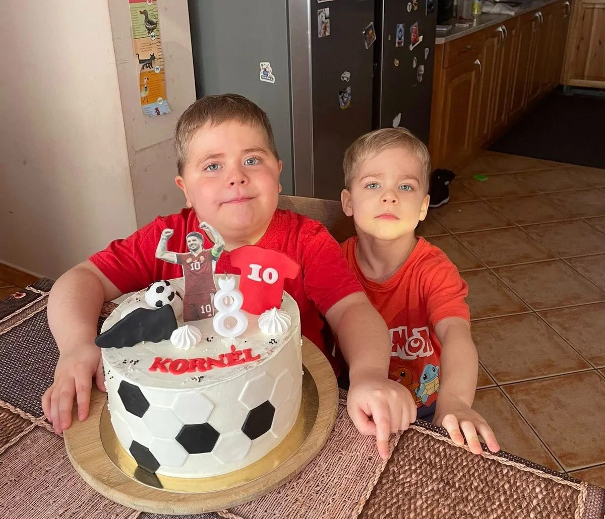 A Duchenne-szindrómás kisfiú, Kornél Szoboszlai Dominikos tortát kért szülinapjára
