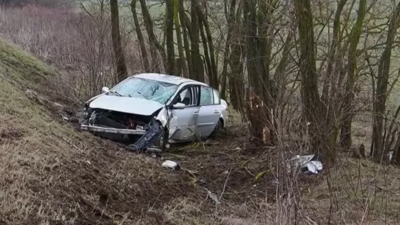 Valóságos csoda Szentesnél: fékezés nélkül csapódott a fának, mégis túlélte