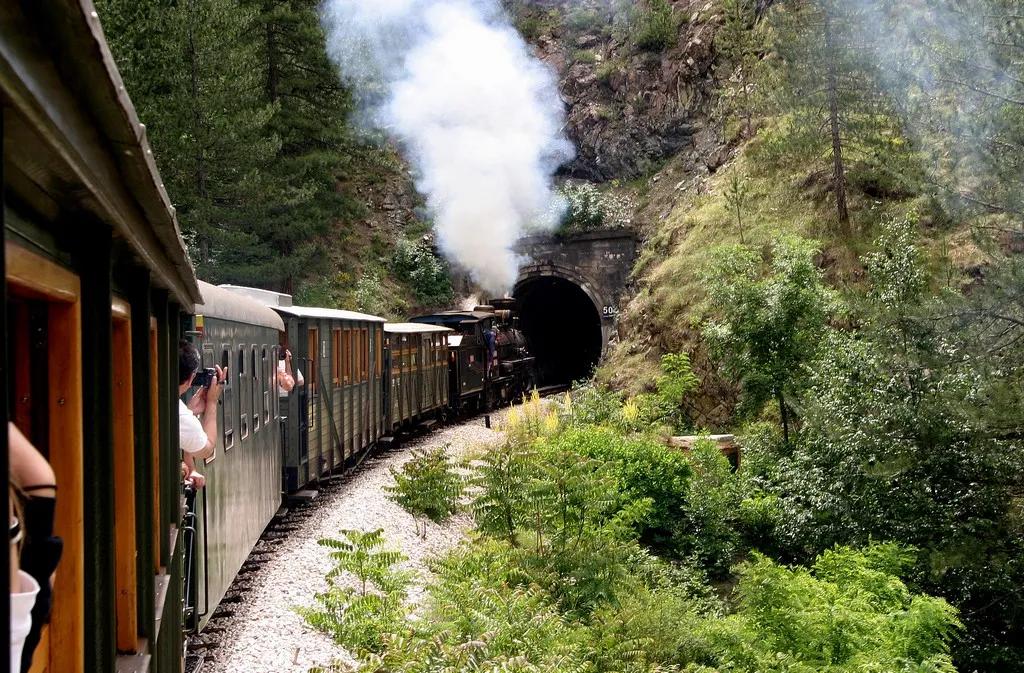 A szerbiai „Šargan nyolcas” kisvasút éppen egy alagútba hajt be.