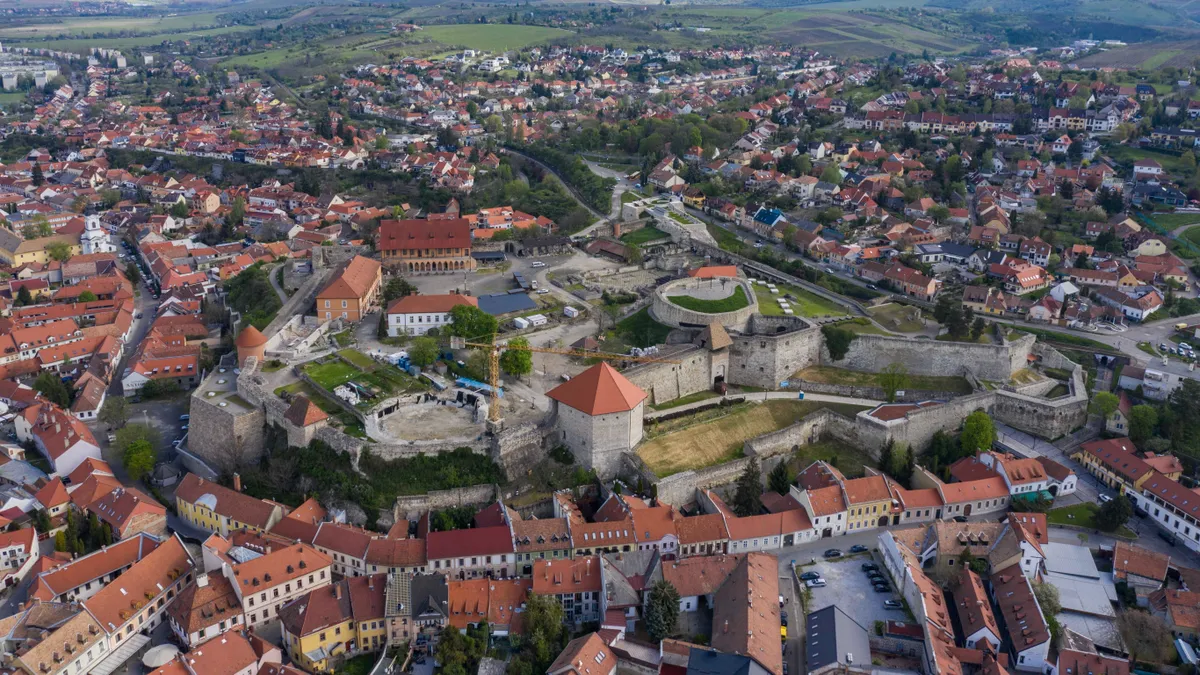 A Magyarország nevezetességeiről szóló kvízben a képen látható egri vár is szerepel. 