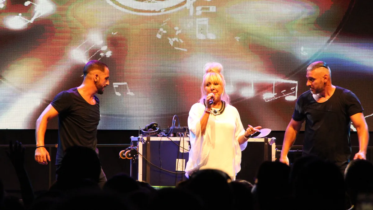 Zoltán Erika fellépés közben a retró kvízben.