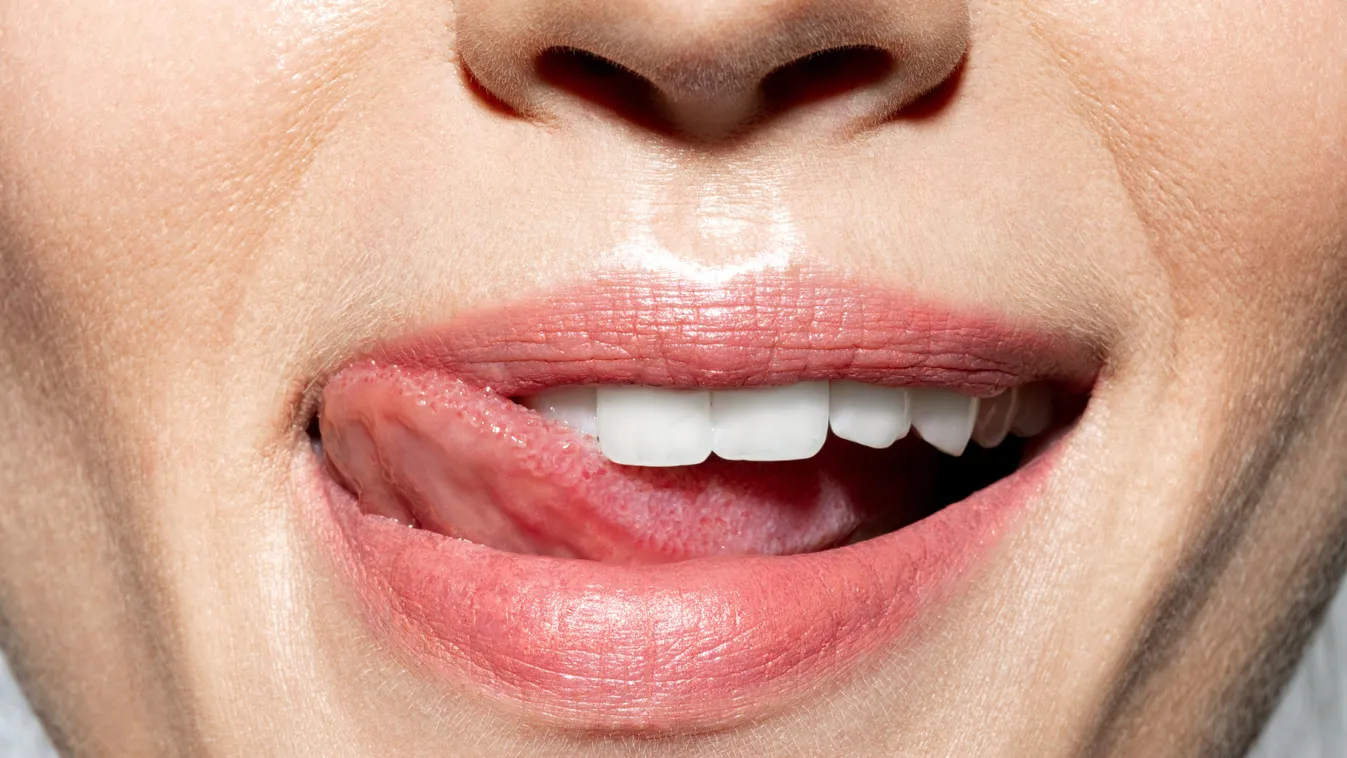 Házi fogfehérítőket alkalmazó fiatal nő gyönyörűen fehér mosolya