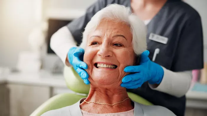 Így tartsd karban a műfogsorod, hogy minél tovább ép legyen