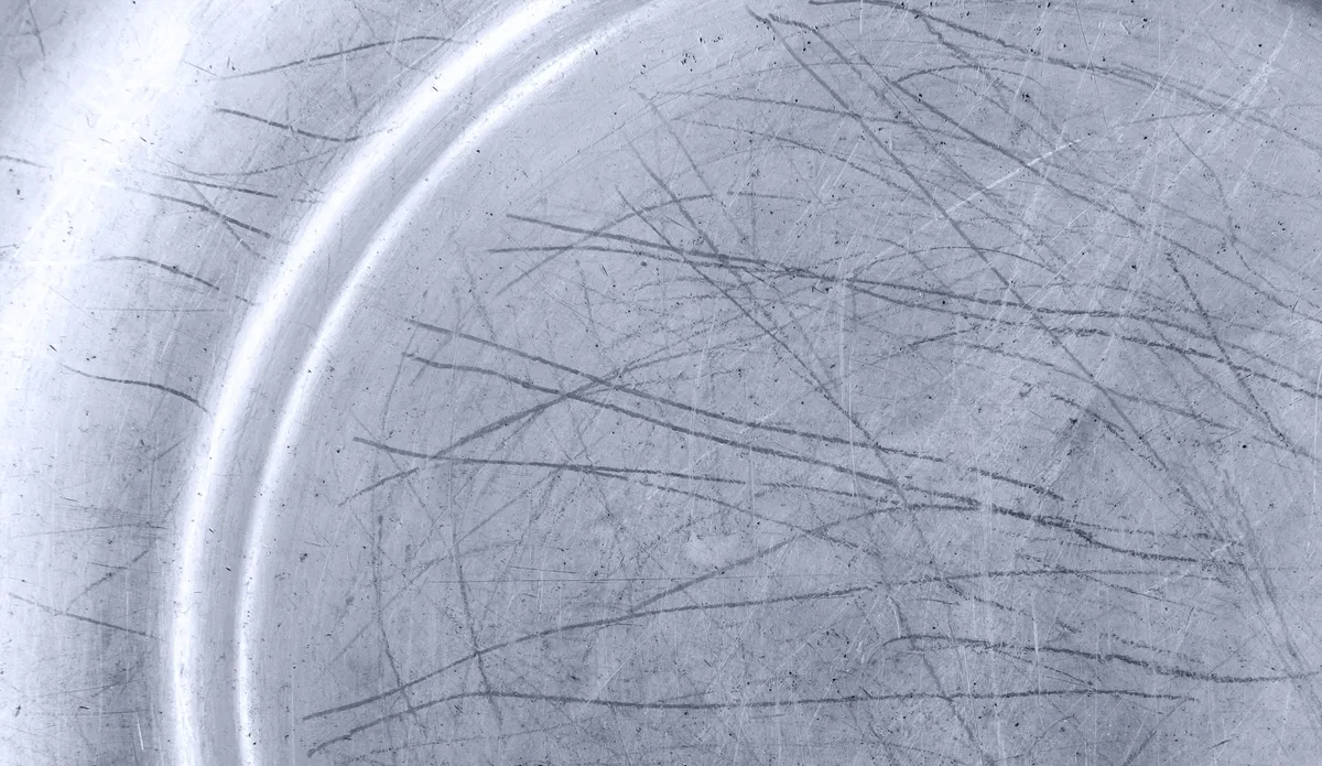 Tányér felületén látható szürke csíkok.