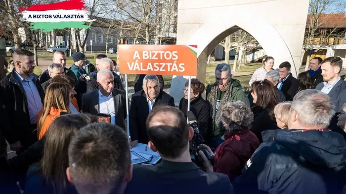 Szétszedi a tömeg Orbán Viktort és Lázár Jánost