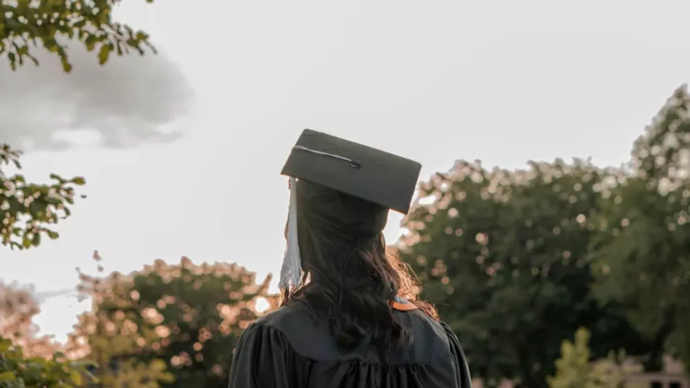 Éjfél a határidő: ma még dönthetnek a jövőjükről a fiatalok!