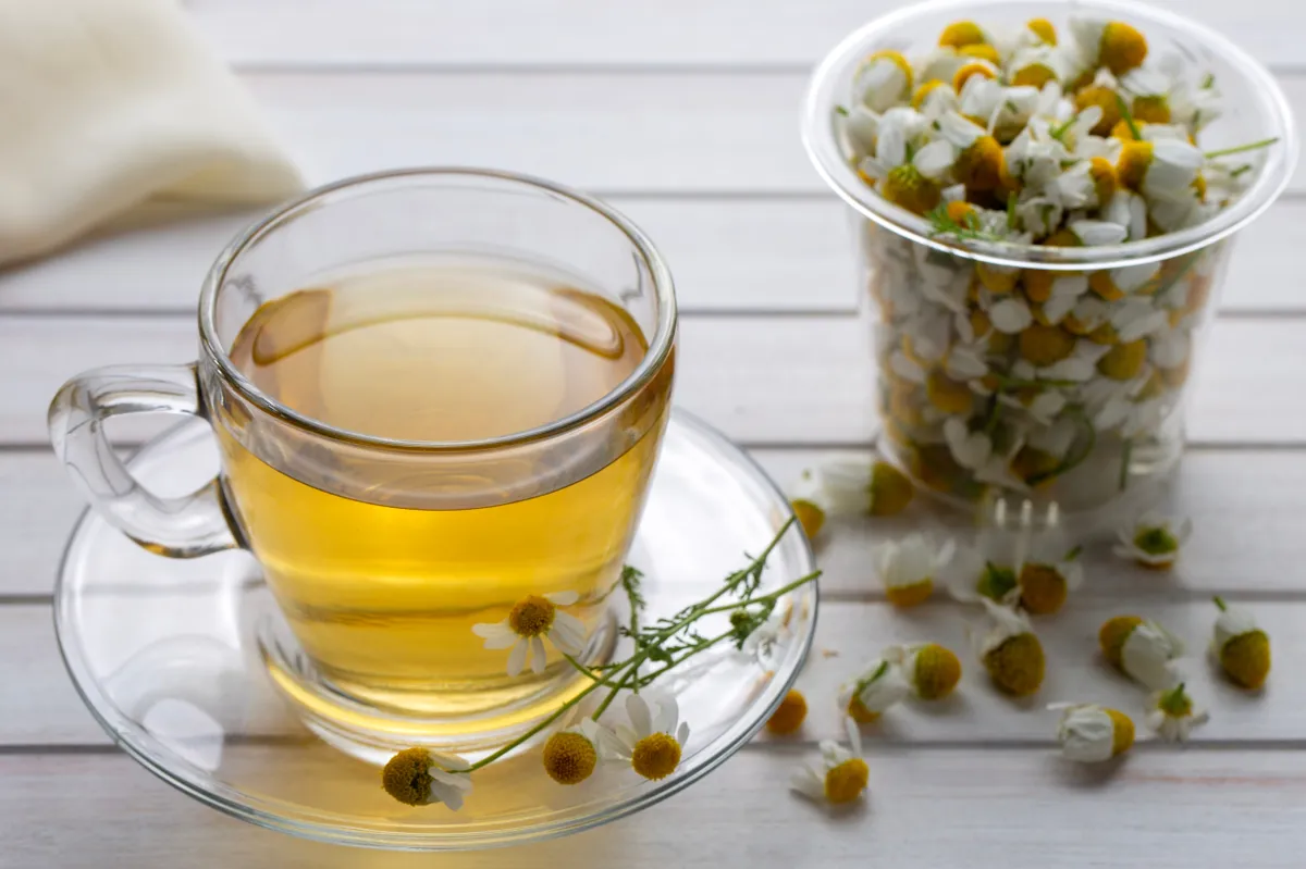 Csésze kamillatea.