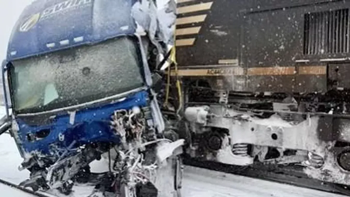 Másodpercei voltak a sofőrnek, vonat csapódott kamionjának - videó