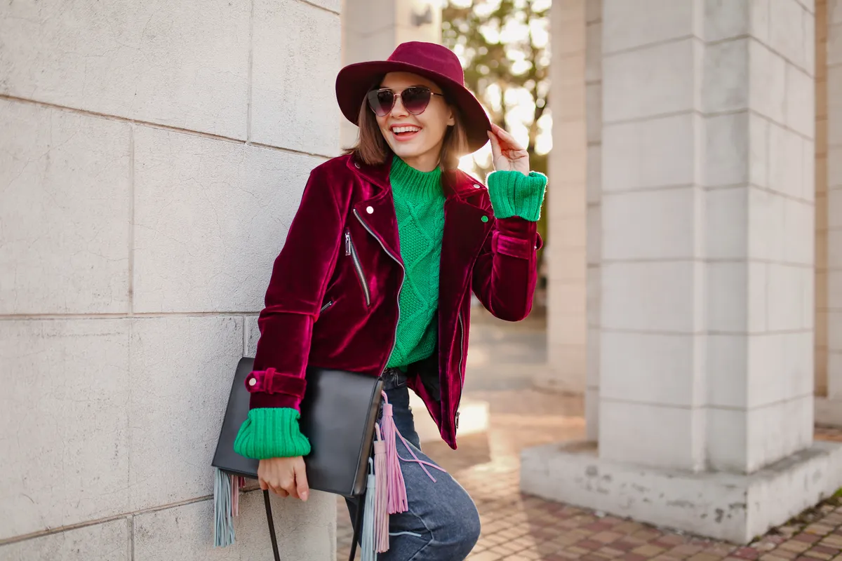 A tavaszi divat szerint öltözködő stílusos 40 feletti nő.