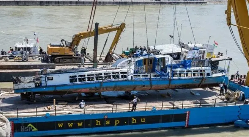 A Hableány hajó roncsa. 