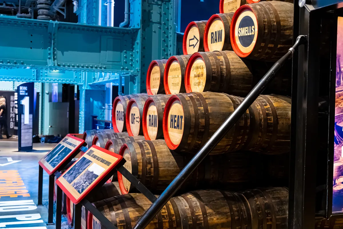 Dublini sörfőzde múzeuma hordókkal.