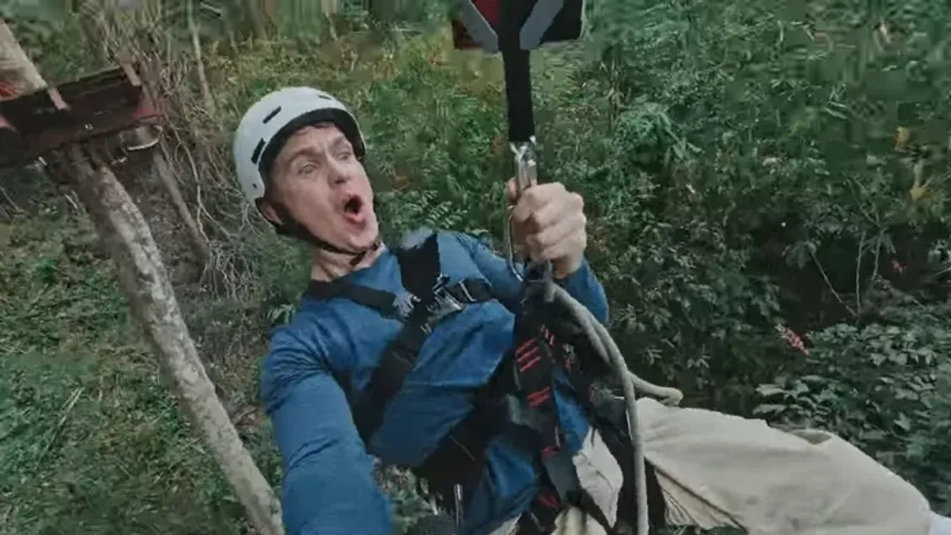 Videón, ahogy egy telefonba kapaszkodva lógott a tó felett