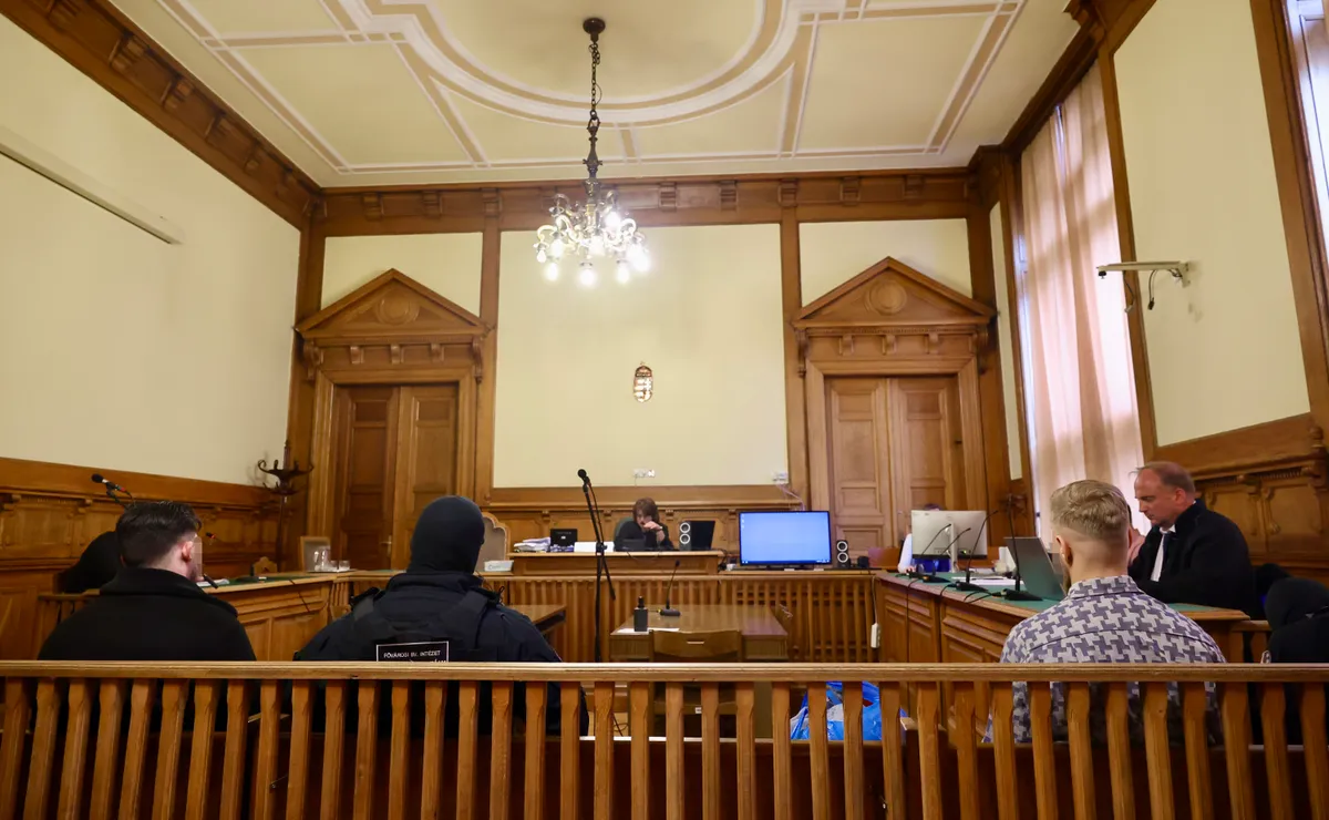 A vád szerint a bal oldalon ülő férfi félholtra verte Attilát