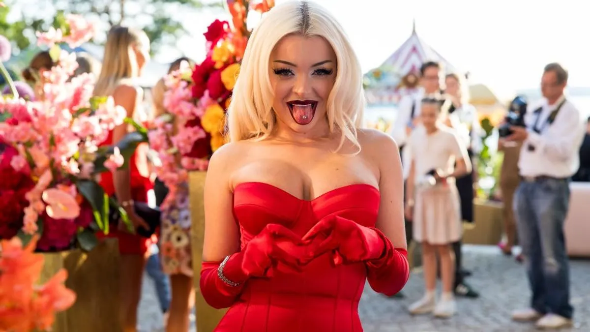 Előkerültek a hatalmas cicik, fotón az énekesnő gömbölyű büszkeségei