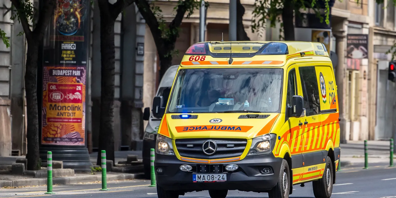 Mindent elleptek a mentők és a tűzoltók Kőbányán, nagy a baj