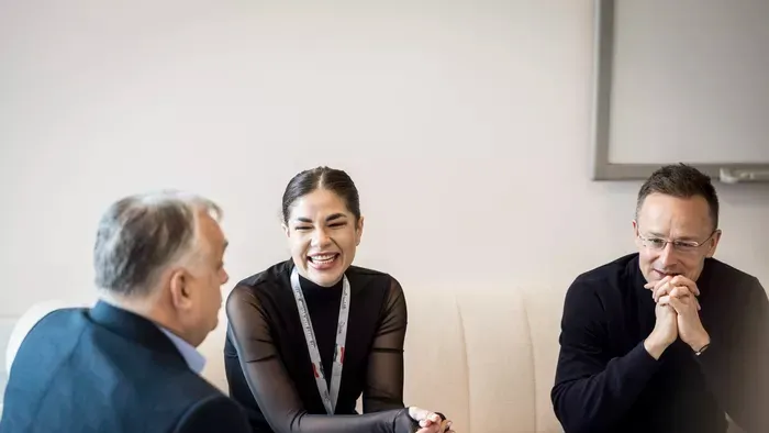 Szabó Zsófi után Gáspár Evelinnek is lett Orbán-firkás pulcsija