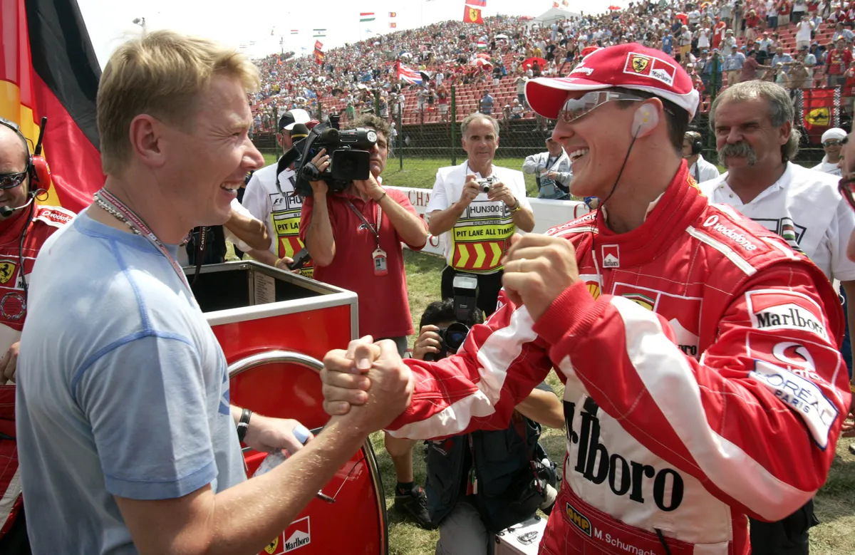 Mika Häkkinen (balra) és Michael Schumacher a 2005-ös Magyar Nagydíjon
