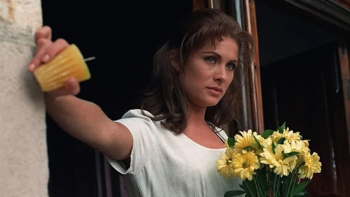 Esmeralda virágokkal a kezében a szappanopera egy jelenetében az Esmeralda-kvízben.