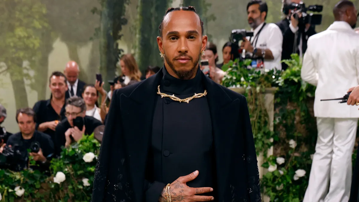 Lewis Hamilton is ott volt az idei Super Bowl-on