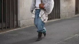 Ki mondta, hogy 50 felett nem áll jól? Így hordd a hordófarmert érettebb stílusban