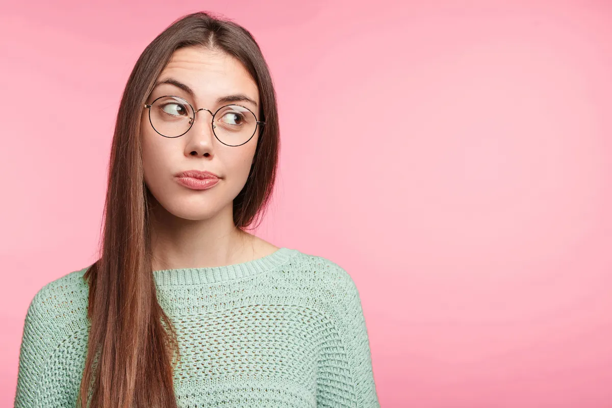 Irigység egy fiatal nő arcán