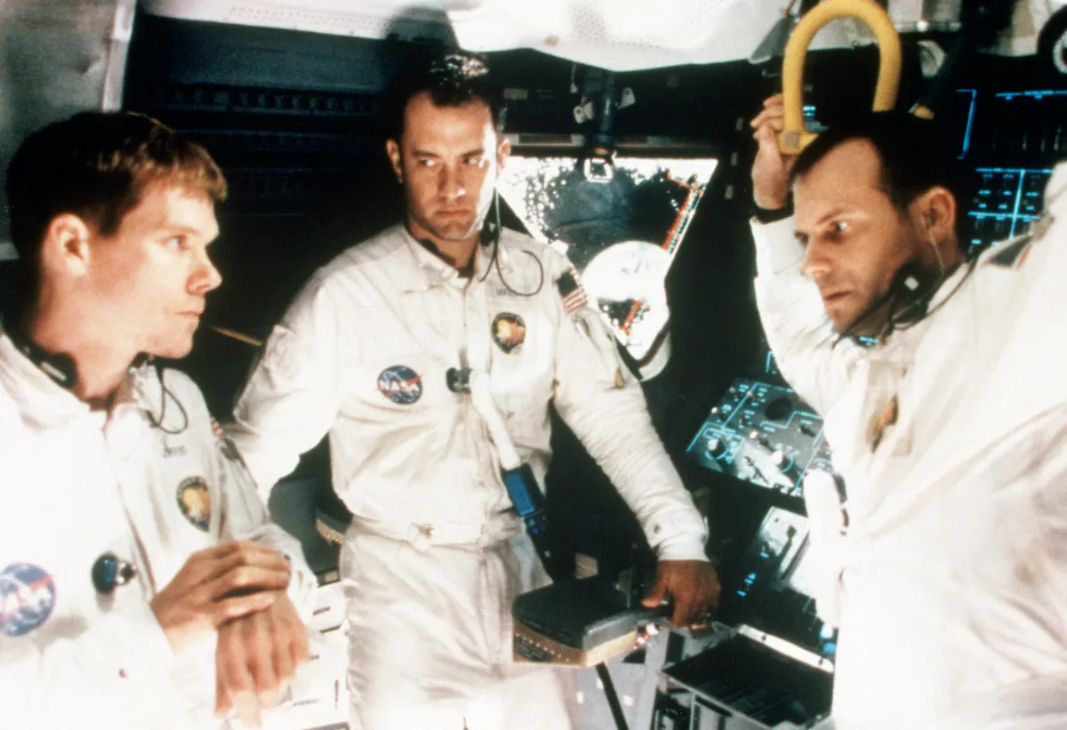 Tom Hanks, Kevin Bacon és Bill Paxton szkafanderben az Apollo 13 forgatásán.