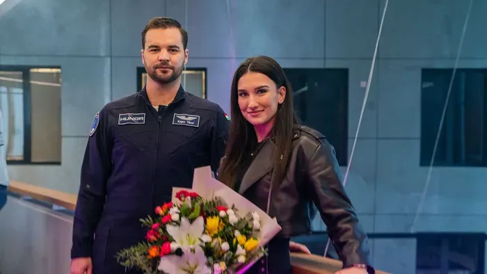 Hatalmas virágcsokorral tűnt fel Kapu Tibor