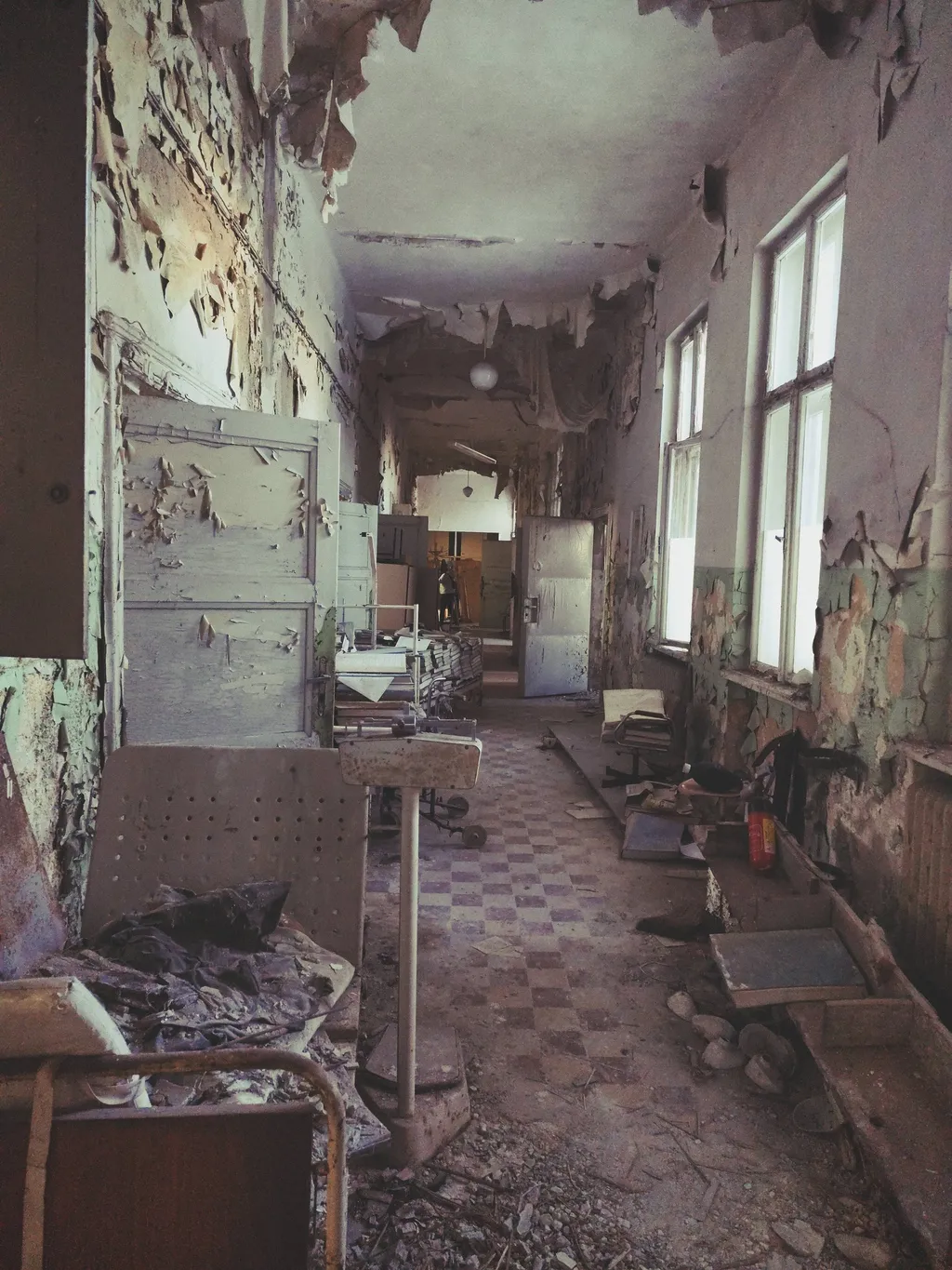 Üres folyosó dermesztő látványt nyújt.