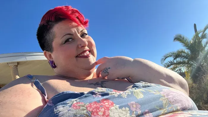 Havi 2,5 milliót keres a 380 kilós nő azzal, hogy kihasználja kövérségét