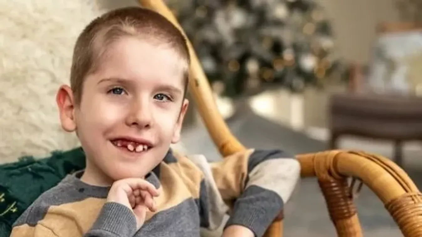 SMA Tomika túl van a komoly gerincműtéten: „Nevet, játszik, mesét néz”