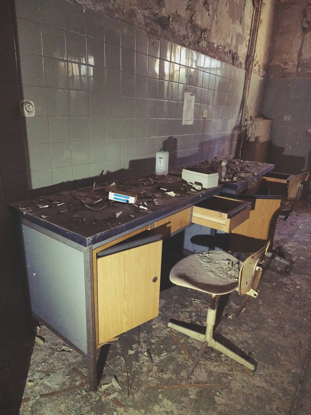 Mintha csak most álltak volna fel az íróasztaltól.