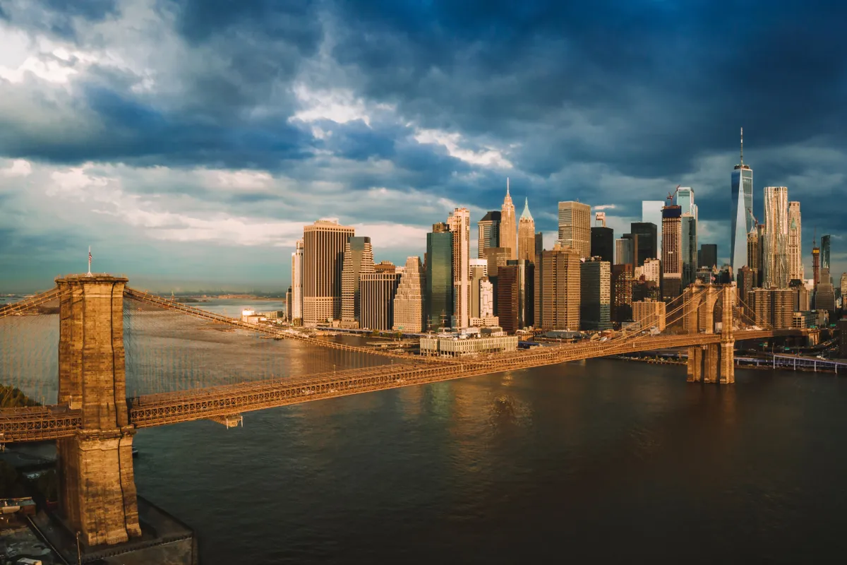 A Brooklyn híd az East Riverrel, a háttérben Manhattan felhőkarcolóival. 