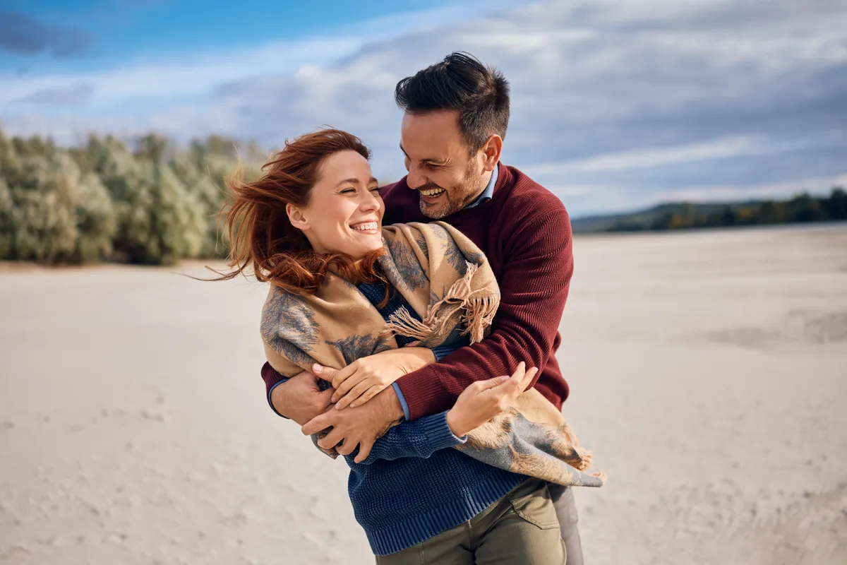 Horoszkóp szerint összeillő szerelmespár a tengerparton ölelkezve