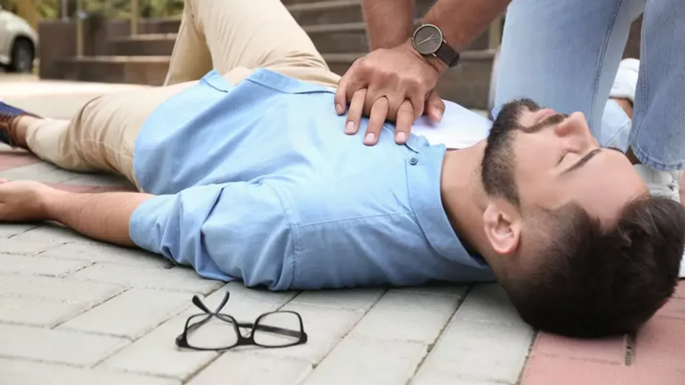 Nem várt a mentőre: szomszédja kezdte meg a férfi újraélesztését Budapesten