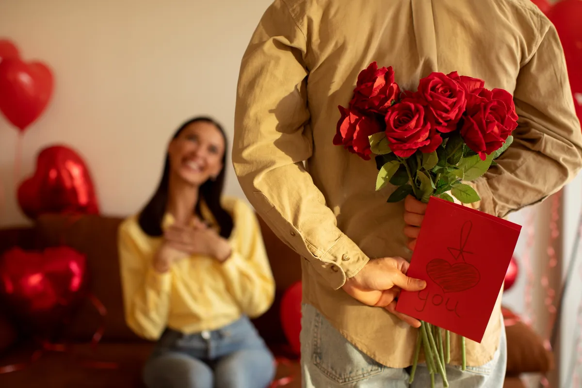 Valentin-napi kvízben szereplő férfi ajándékot ad a szerelmének.