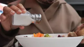 Folyton valami sósat kívánsz? Komoly egészségügyi problémát is jelezhet az állandó sóvárgás