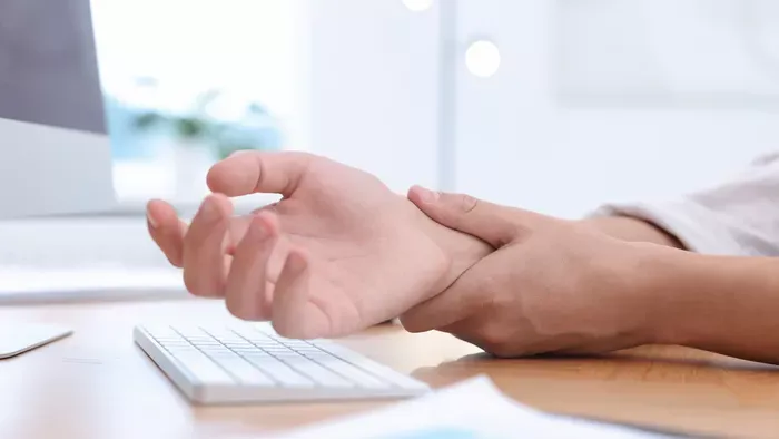 Szüntelenül fáj a csuklód? Kéztőalagút-szindrómád lehet