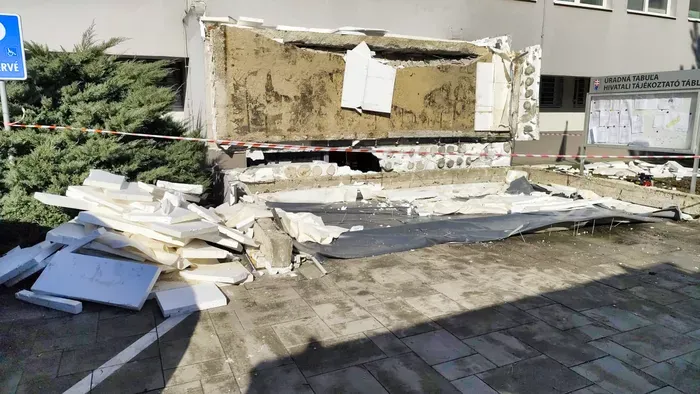 Összeomlott az ügyfélközpont teteje, elhunyt egy sérült