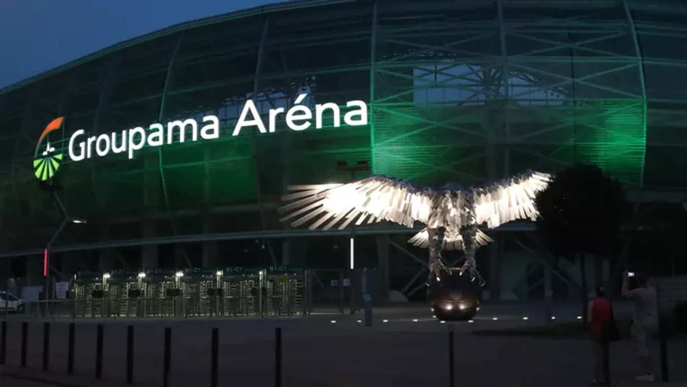 A Fradi ellen szurkol a Groupama Arénában az ország egyik legjobb énekese