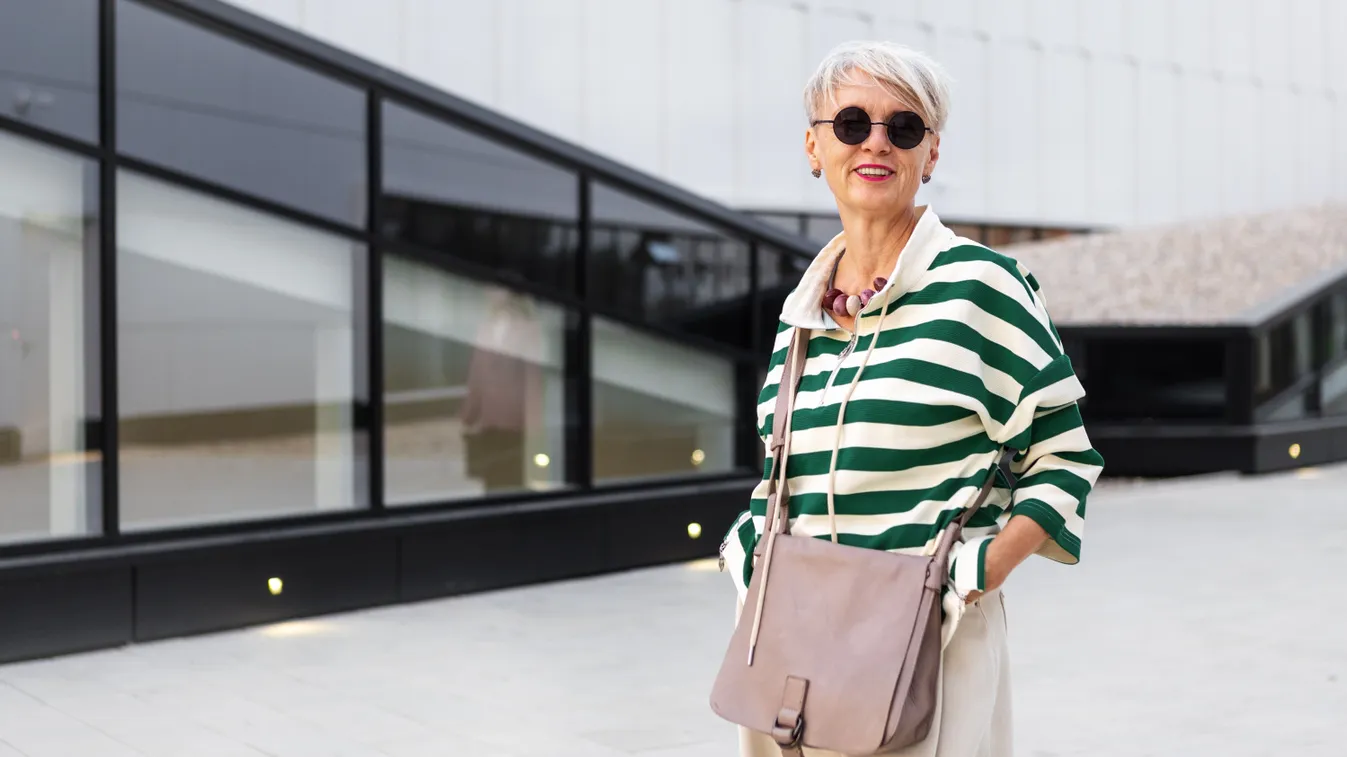 Divatos 50 feletti nő napszemüvegben és tavaszi szettben.