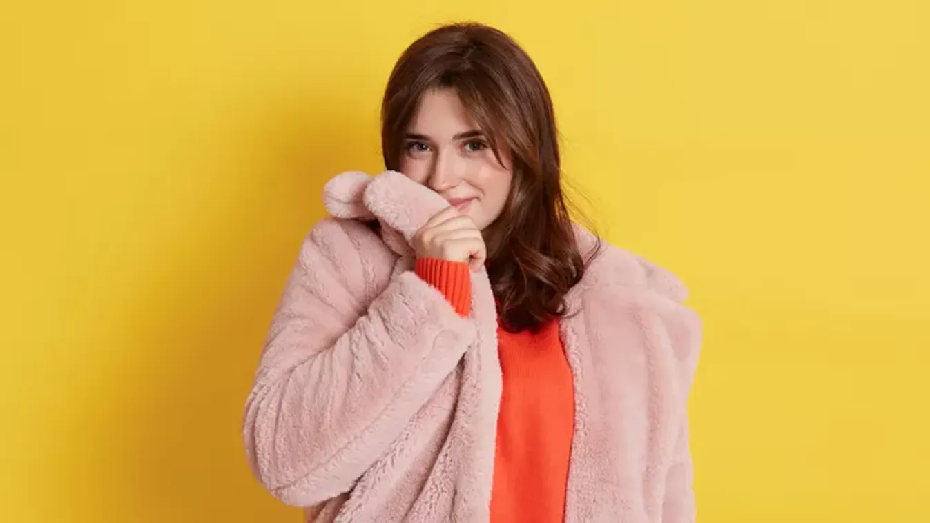 Spórold meg a tisztítás árát – így szedd ki a sminkfoltot a télikabát gallérjából